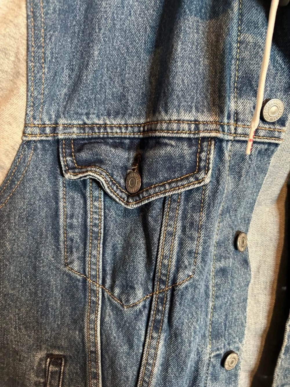 Levi's Blue Denim Jacket with Gray Hoodie Sleeves - Picture 5 of 10